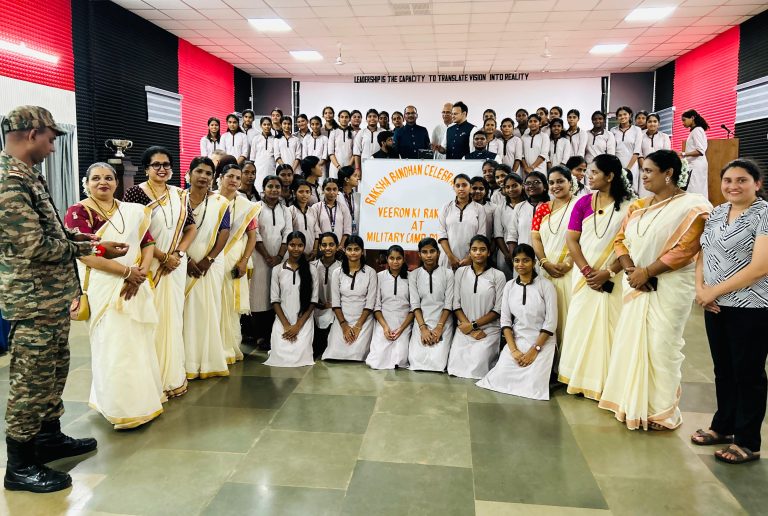 Group picture with the SES STAFF and Army Officials.