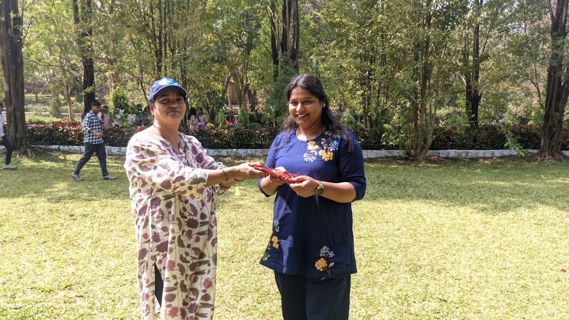 Shubhada tr recieving the prize